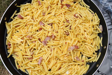 Nudelnpfanne mit Ei und Speck