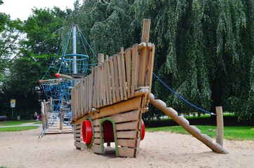 Schiff auf einem Spielplatz
