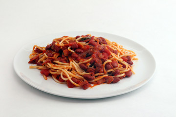 Паста с фасолью, помидорами и Чили