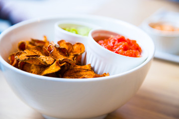 Vegane Süßkartoffelchips mit Tomatensalsa und Guacamole