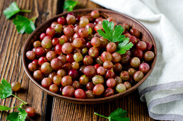 Fresh gooseberries in a bowl
