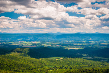 Fototapeta na wymiar View of the Shenandoah Valley and Appalachian Mountains from the