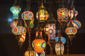 Lanternes colorées de style marocain