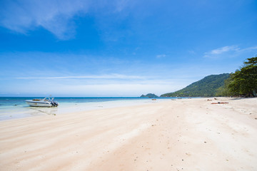Fototapeta na wymiar Beautiful place Sairee Beach in Koh Tao