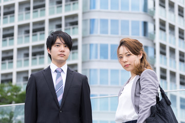 ビジネスイメージ（真剣・2人・男女）