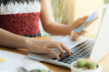 Fototapeta premium close up hand business woman using mouse and smartphone for sync