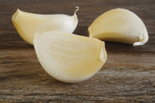 garlic cloves on wooden background
