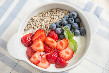 Joghurt mit Beeren 