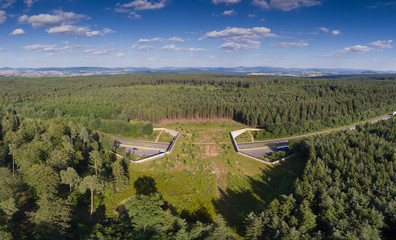 Gr&uuml;nbr&uuml;cke als Tor zum Wald