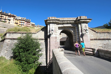 Briançon / Façades dans la Cité Vauban et Porte d'Embrun