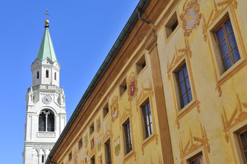 Fototapeta na wymiar Cortina d'Ampezzo, Dolomiti, il centro e la chiesa