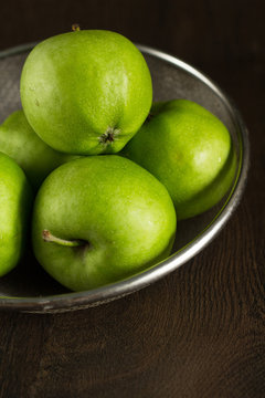 apples in a metal plate