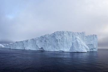 Enorme gletsjers bevinden zich op de Noordelijke IJszee tot aan de noordpool, Groenland