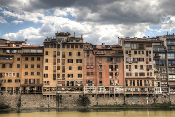 Fototapeta na wymiar Typical houses at the Arno river in Florence in Italy 
