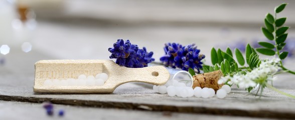 Naturheilkunde Globuli mit Lavendel in Fläschchen