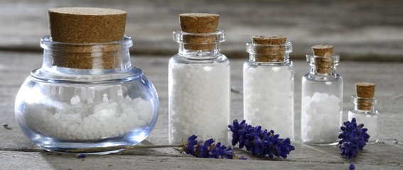 Naturheilkunde Globuli mit Lavendel in Fläschchen