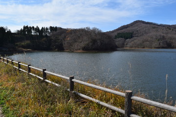 Fototapeta premium ラムサール条約登録地 大山上池・大山下池 ／ 山形県鶴岡市大山にある灌漑用のため池です。国指定の鳥獣保護区と特別保護地区に指定され、さらに国際的に重要な湿地を保全する「ラムサール条約」にも登録されました。また、2010年には農林水産省の「ため池百選」にも選定されています。