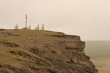 Крест на вершине горы