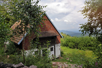 Fototapeta na wymiar maison de montagne dans les Vosges, Strohberg, Alsace, France