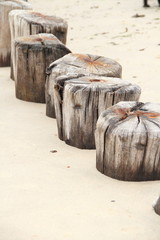 alter Wellenbrecher im Hochformat