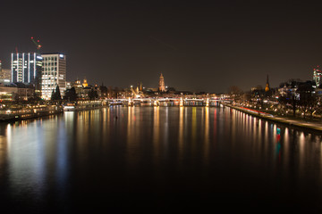 Fototapeta na wymiar Frankfurt Main bei Nacht