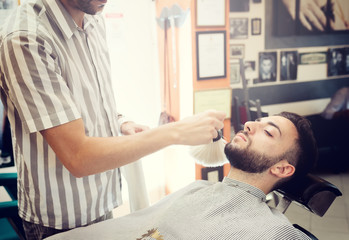 Obraz na płótnie Canvas Traditional ritual of shaving the beard