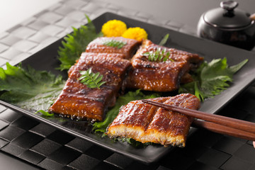 鰻蒲焼箸で持ち上げ