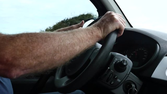conduteur roulant avec son gps