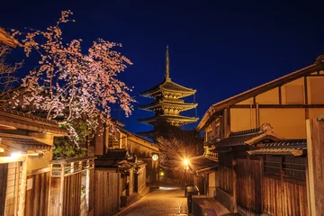 Poster Yasaka-toren en kersenbloesems bij nacht © Nishitap