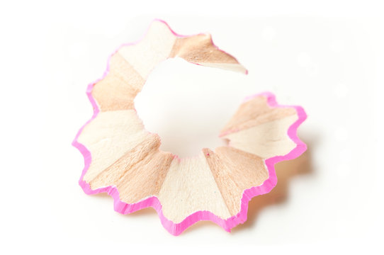 taillure de crayon de couleur rose sur fond blanc