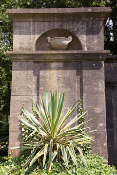 Alter Grabstein mit Stechpalme
