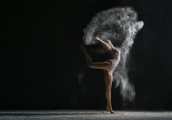 Fototapeten Konzept. Flexibles Mädchen, das in einer Staubwolke tanzt © Wisky