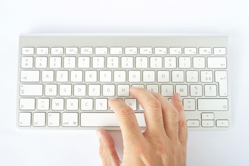 une main sur un clavier