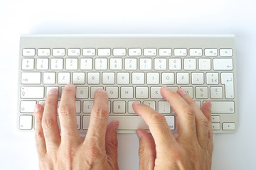 deux mains sur un clavier