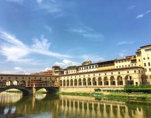 Fototapeta na wymiar vue du célèbre Ponte Vecchio à Florence en Italie