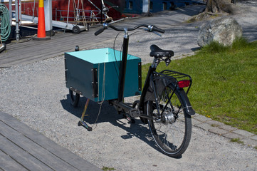 Fototapeta na wymiar bicycle / bicycle with a cyan basket