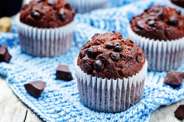 chocolate chips, chocolate muffin