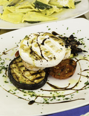 Pranzo veloce con tomino e verdure grigliate