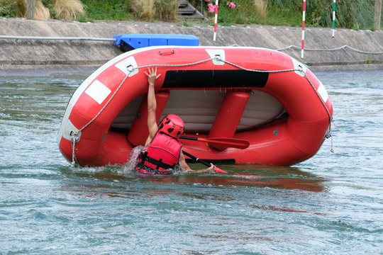rafting raft bateau gonflable retourn&eacute; courant rivi&egrave;re renvers