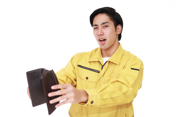 財布を持つ作業員