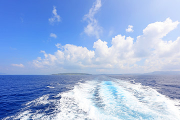 美しい沖縄の海と航跡