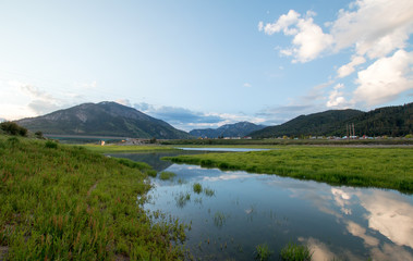Obraz premium Snake River cloud reflections in the morning under cumulus clouds in Alpine Wyoming USA