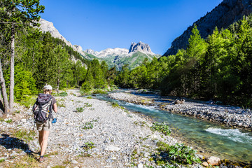 Torrent dans la vallée étroite