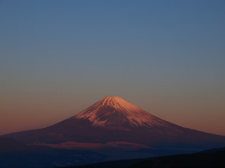 Fototapeta premium Czerwony Fuji kąpał się w pierwszym wschodzie słońca