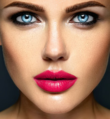 Naklejka premium closeup portrat of sensual glamour beautiful woman model lady with fresh daily makeup with red lips and clean healthy skin face