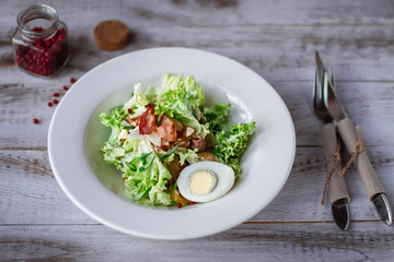 Salad with bekon