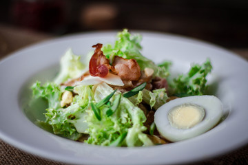 Salad with bekon