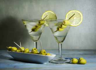 Obrazy na Szkle  Martini z oliwkami, cytryną i lodem