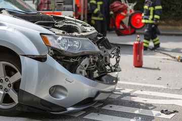 Naklejka premium Feuerwehr bei Verkehrsunfall