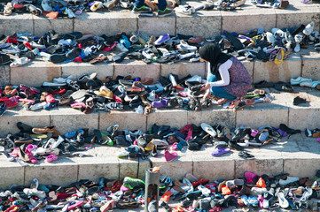 Obraz premium Gerusalemme, Israele: il mercato delle scarpe alla Porta di Damasco, una delle otto porte d'ingresso alla città vecchia, il 6 settembre 2015
